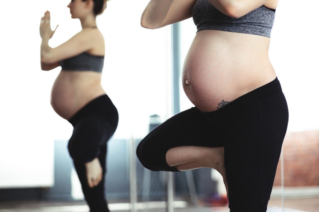 Schwangere Frau beim Yoga.